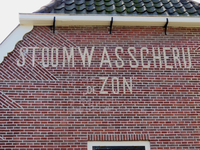 833661 Afbeelding van de boven in de gevel van het pand Zonstraat 23-25 te Utrecht geschilderde tekst 'STOOMWASSCHERIJ ...